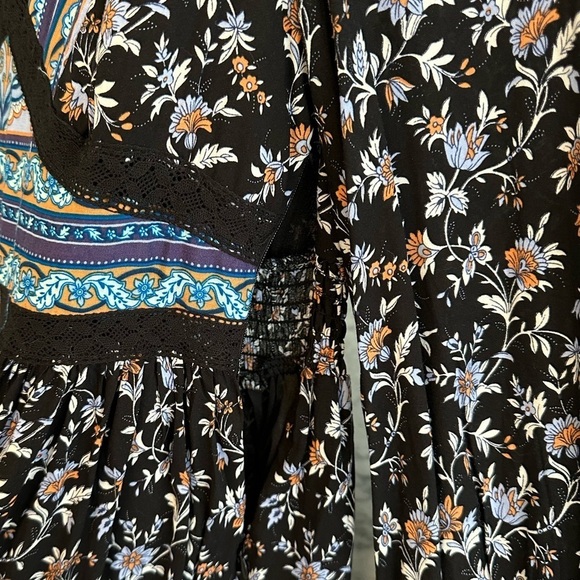 In Loom Floral Back Lace V-Neck Dress - Picture 4 of 7